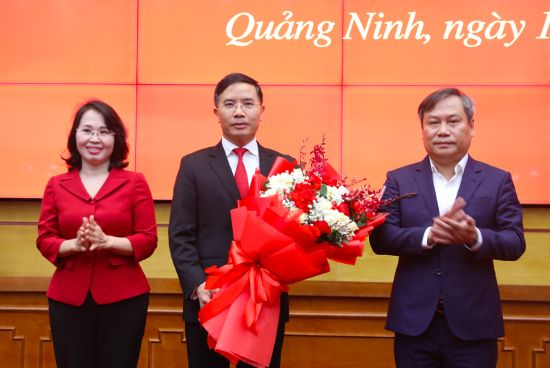 Lãnh đạo Thường trực Tỉnh ủy tặng hoa chúc mừng ông Phạm Đức Ấn, Phó Bí thư Tỉnh ủy Quảng Ninh.