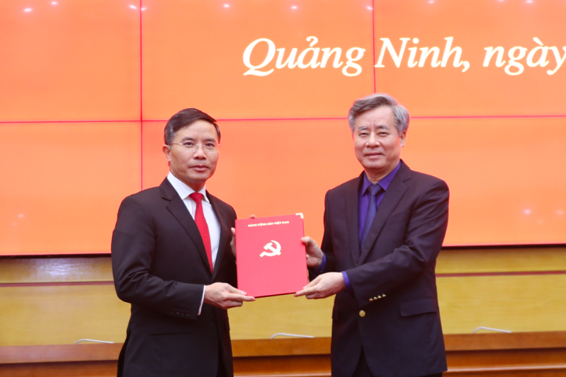 Ông Nguyễn Quang Dương, Ủy viên Trung ương Đảng, Phó Ban Tổ chức Trung ương, trao Quyết định cho ông Phạm Đức Ấn, Phó Bí thư Tỉnh ủy Quảng Ninh.