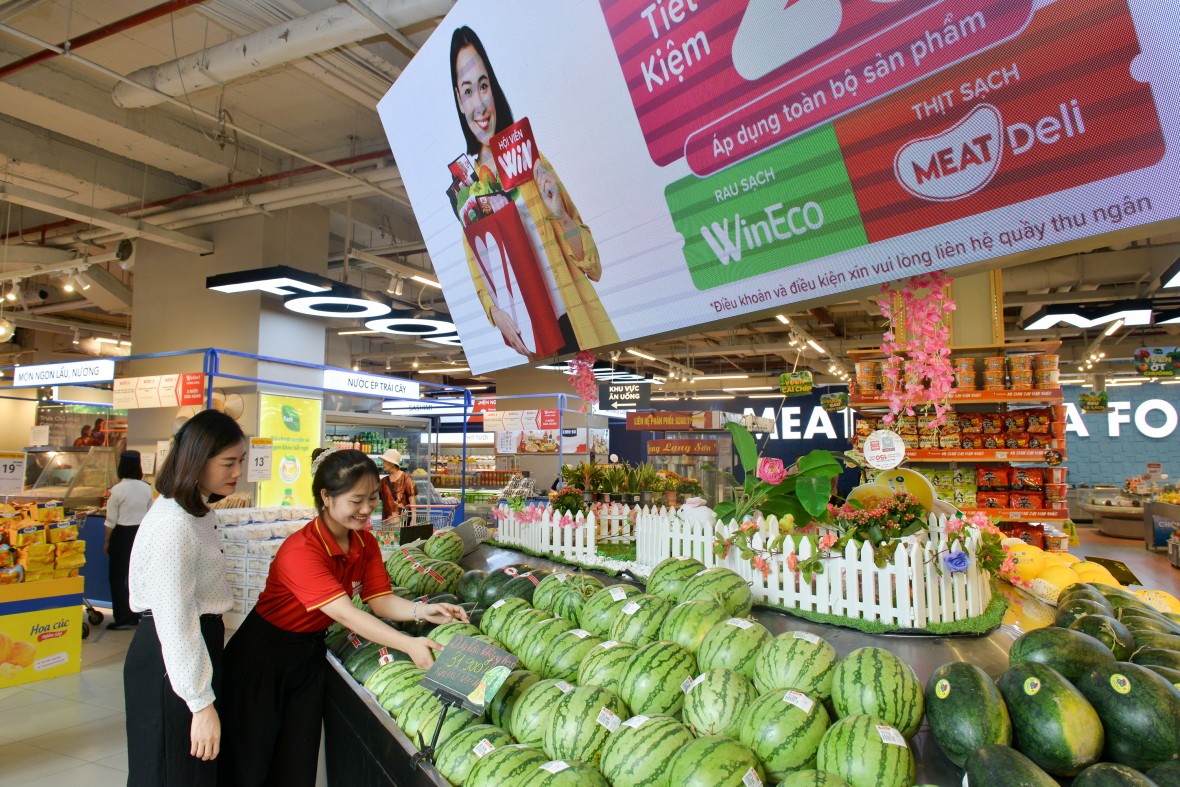 Khách hàng mua sắm tại siêu thị WinMart.