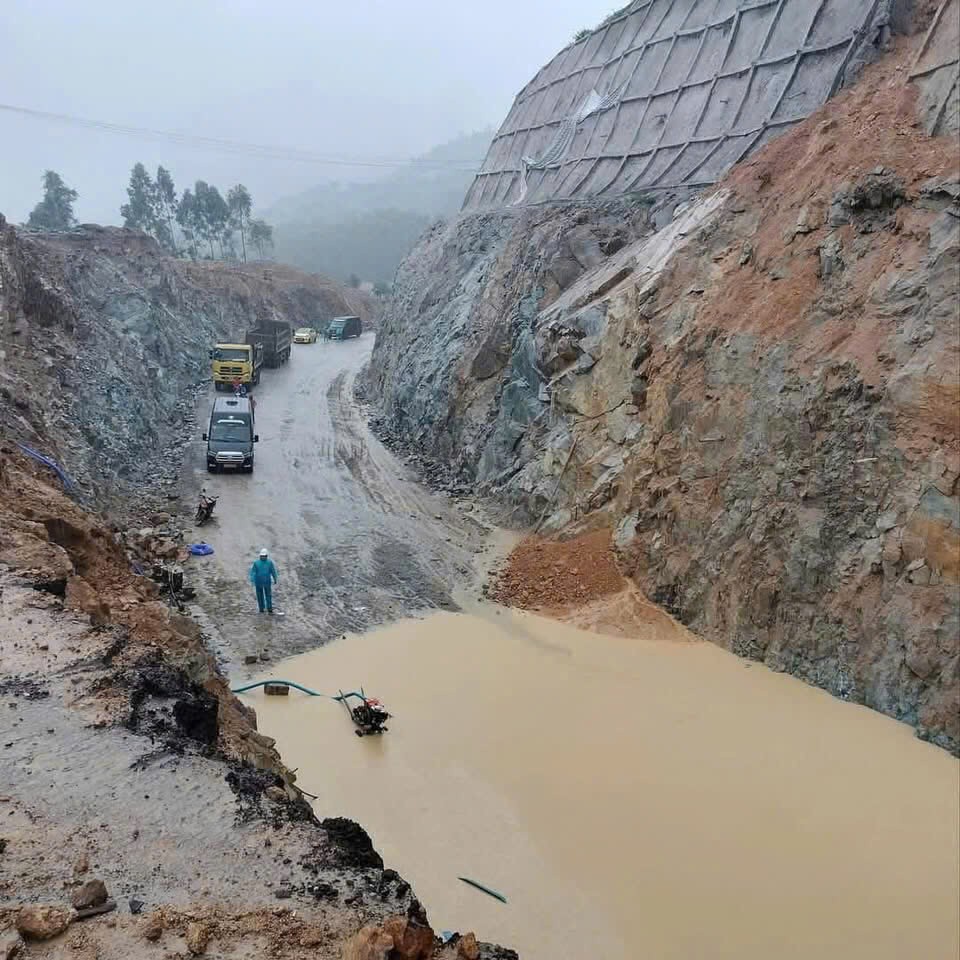 Mưa lớn cộng thêm sạt lở khiến giao thông qua đèo An Khê nối giữa hai tỉnh Gia Lai và Bình Định ách tắc nhiều giờ. Ảnh: Mai Chiến