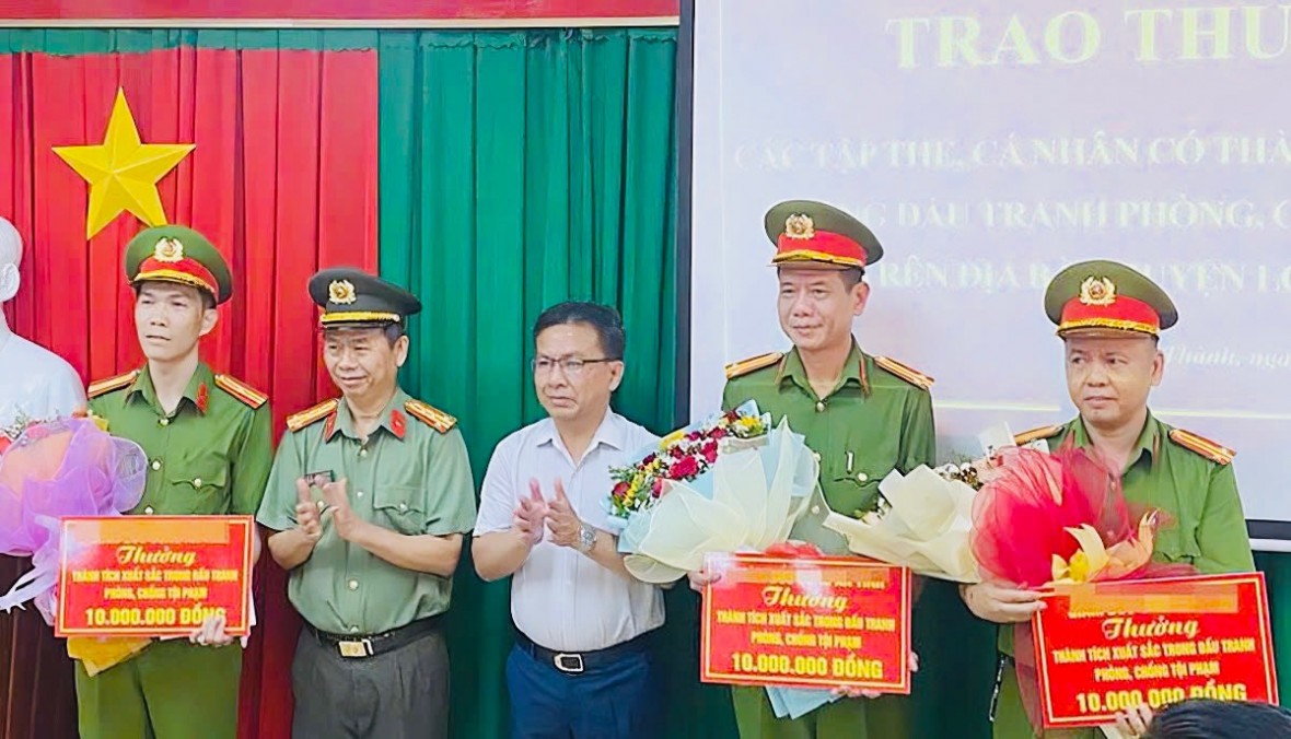 Khen thưởng đột xuất lực lượng phá nhanh vụ đột nhập trộm cắp nhiều tài sản có giá trị ở Long Thành