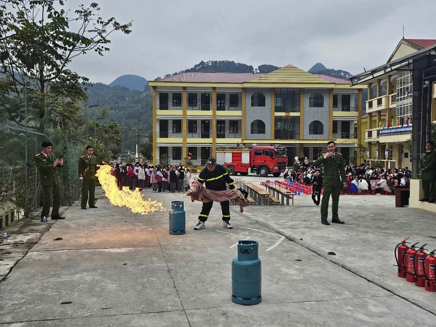 Hà Giang: Tổ chức hướng dẫn kỹ năng chữa cháy và cứu nạn, cứu hộ cho người dân