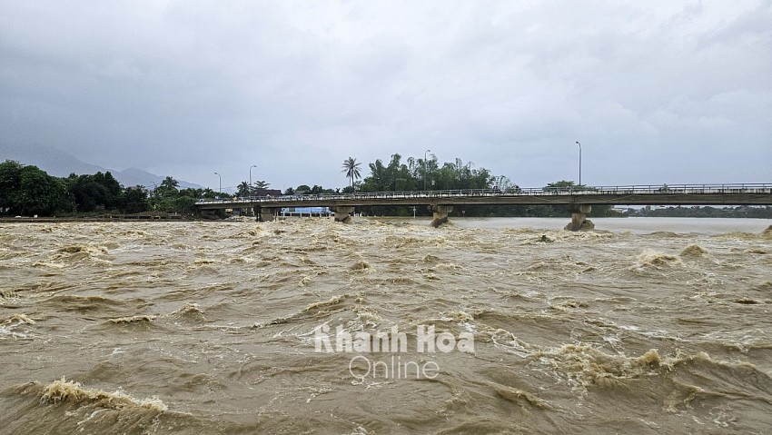 Sông Cái Nha Trang đoạn qua cầu Vĩnh Phương 