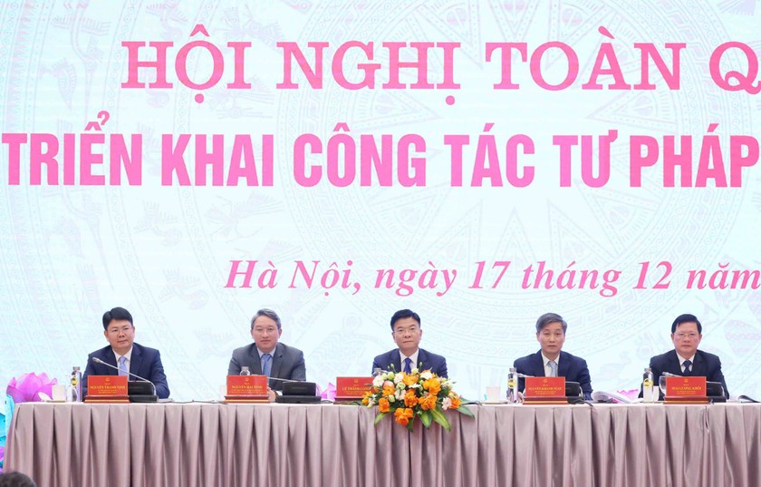 Ph&oacute; Thủ tướng L&ecirc; Th&agrave;nh Long, Bộ trưởng Nguyễn Hải Ninh, c&aacute;c Thứ trưởng: Nguyễn Kh&aacute;nh Ngọc, Nguyễn Thanh Tịnh, Mai Lương Kh&ocirc;i chủ tr&igrave; Hội nghị.