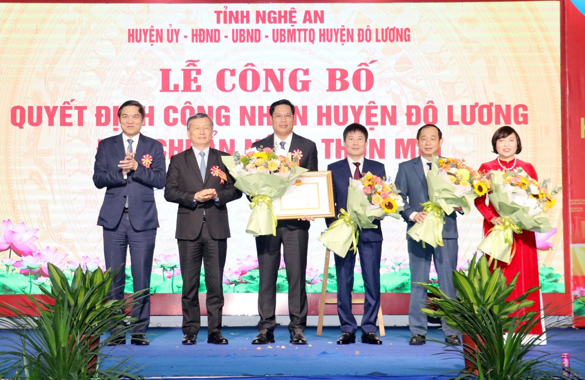 Lãnh đạo các cấp trao Bằng công nhận huyện Đô Lương đạt chuẩn huyện NTM  và tặng hoa chúc mừng huyện Đô Lương.