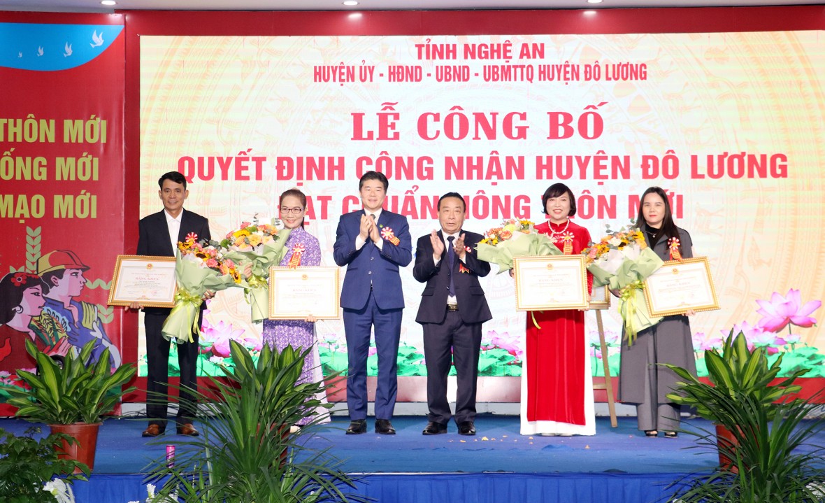 UBND tỉnh Nghệ An tặng Bằng khen cho 2 tập thể và 2 cá nhân có thành tích xuất sắc trong thực hiện Chương trình xây dựng nông thôn mới huyện Đô Lương.