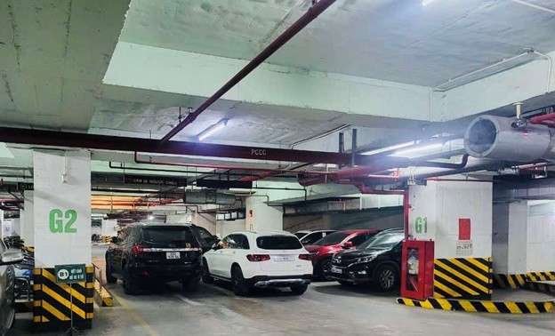 Một số xe chưa nộp phí dịch vụ đỗ chắn lối ra khỏi khu vực để xe ô tô tại tầng hầm B1 vào của tầng hầm Tòa N10 gây ách tắc di chuyển tối ngày 27/12/2024. Một số xe chưa nộp phí dịch vụ đỗ chắn lối ra khỏi khu vực để xe ô tô tại tầng hầm B1 vào của tầng hầm Tòa N10 gây ách tắc di chuyển tối ngày 27/12/2024.