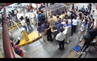 Một số cư dân và nhân viên Cty SDU xô đẩy nhân viên bảo vệ của Cty NPM ra khỏi vị trí làm việc, tự ý lắp lồng sắt vào hệ thống barie kiểm soát xe ra vào khu vực để xe ô tô. Một số cư dân và nhân viên Cty SDU xô đẩy nhân viên bảo vệ của Cty NPM ra khỏi vị trí làm việc, tự ý lắp lồng sắt vào hệ thống barie kiểm soát xe ra vào khu vực để xe ô tô.