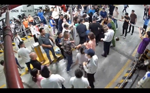 Mâu thuẫn tại hầm để xe tòa nhà đã diễn ra một thời gian dài vẫn tiếp tục căng thẳng. Mâu thuẫn tại hầm để xe tòa nhà đã diễn ra một thời gian dài vẫn tiếp tục căng thẳng.