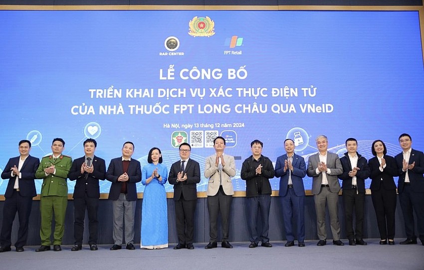 Ngày 13/12/2024, FPT Long Châu và Trung tâm nghiên cứu, ứng dụng dữ liệu dân cư và căn cước công dân (Trung tâm RAR) thuộc Cục C06 - Bộ Công an đã tổ chức Lễ công bố triển khai dịch vụ xác thực điện tử của nhà thuốc FPT Long Châu qua VNeID.