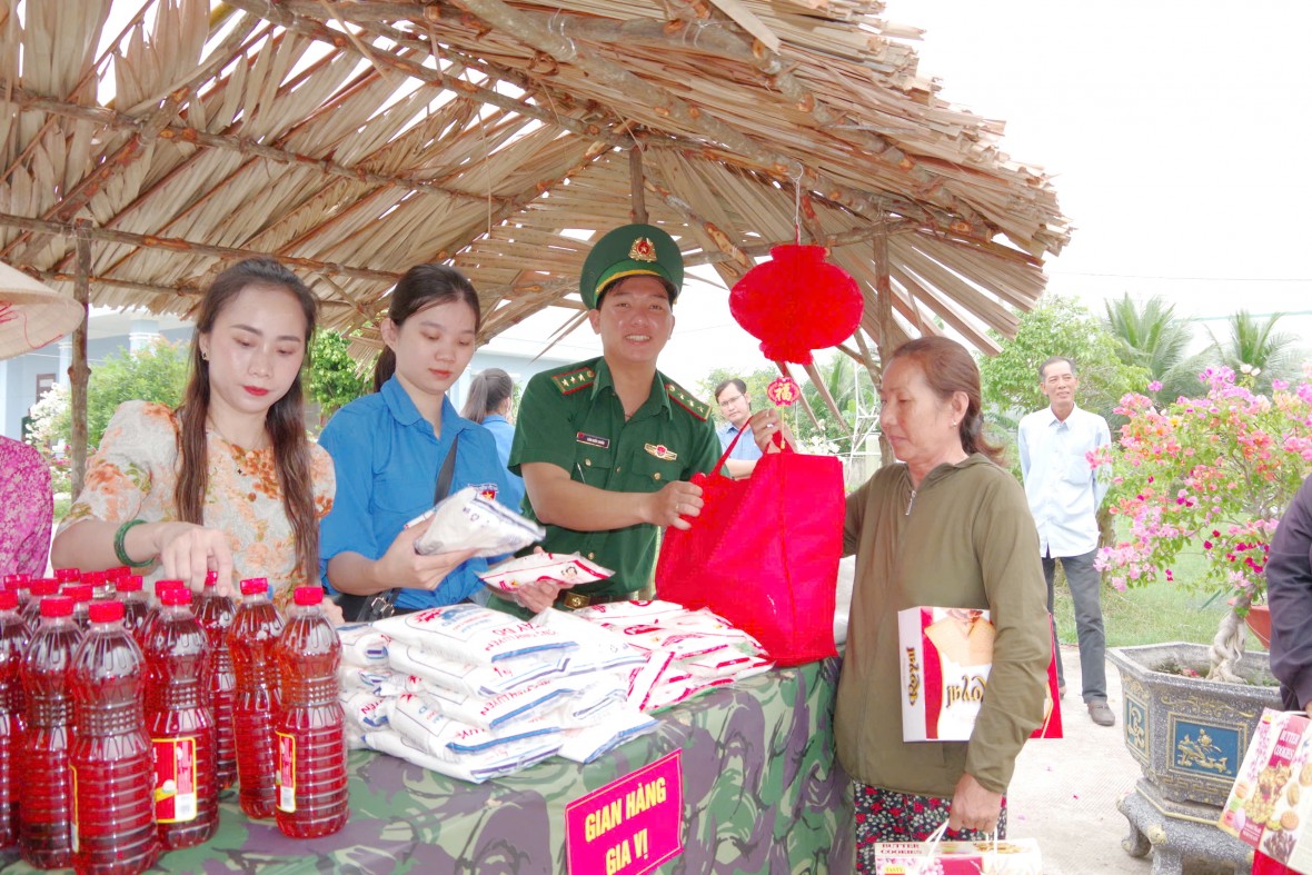 BĐBP Cà Mau đem mùa Xuân sớm đến với đồng bào vùng biên giới