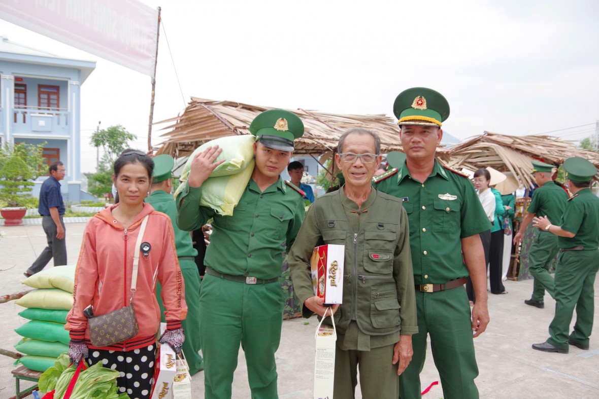 BĐBP Cà Mau đem mùa Xuân sớm đến với đồng bào vùng biên giới