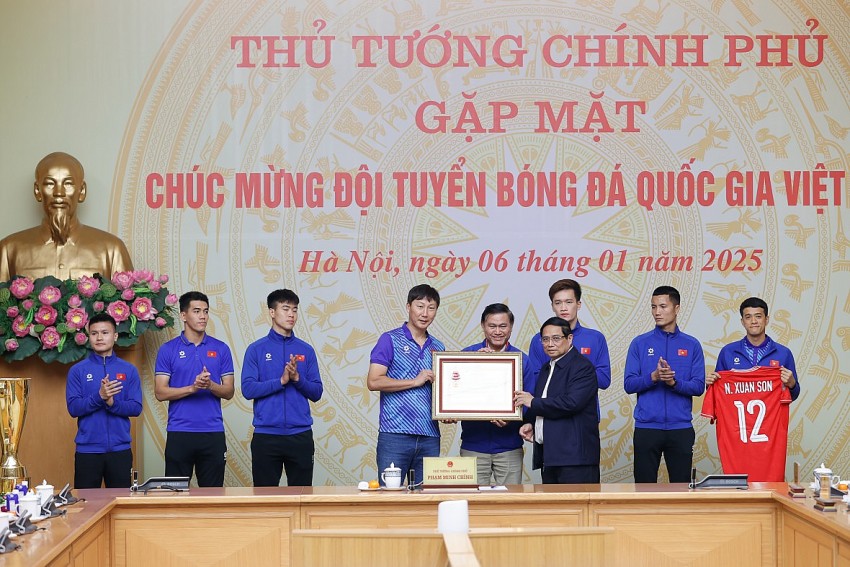 Đội tuyển Bóng đá Quốc gia và 6 cầu thủ nhận Huân Chương Lao Động