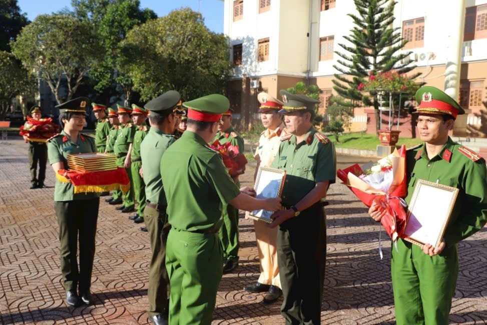 Bộ Công an trao thưởng cho 11 đơn vị công an tỉnh Đắk Nông lập chiến công xuất sắc