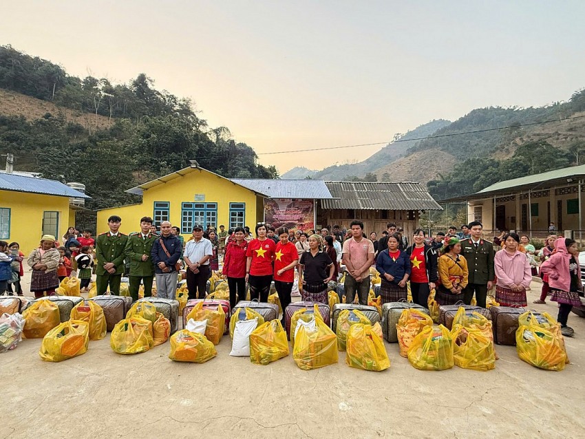 Nhiều phần quá ý nghĩa được gửi đến các học sinh có hoàn cảnh khó khăn trên địa bàn của Đoàn thanh niên Công an huyện Vân Hồ.