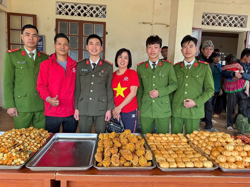 Những suất ăn được các nhà hảo tâm, mạnh thường quân và cán bộ chiến sỹ công an huyện Vân Hồ gửi đến các em học sinh.