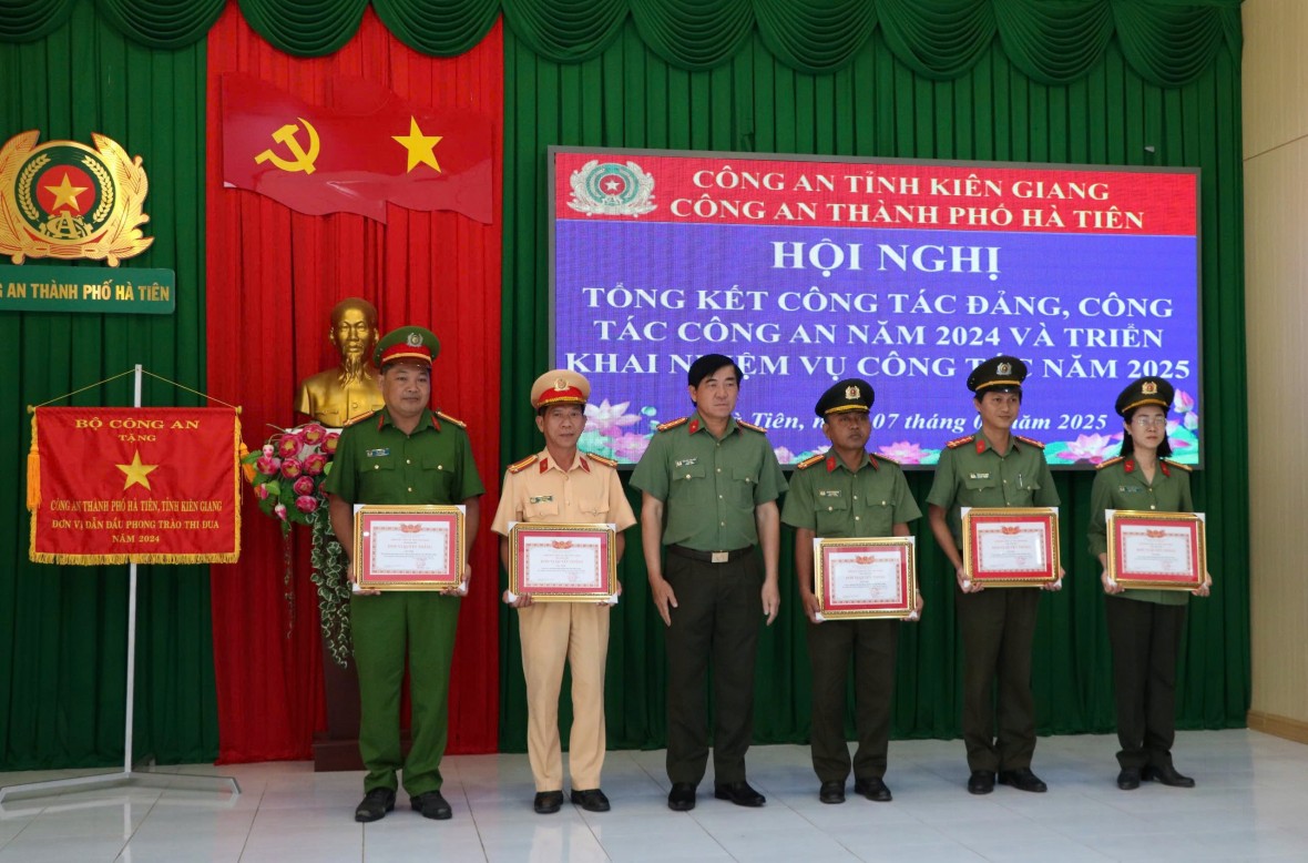 Công an thành phố Hà Tiên tự hào là đơn vị dẫn đầu phong trào thi đua “Vì an ninh Tổ quốc”