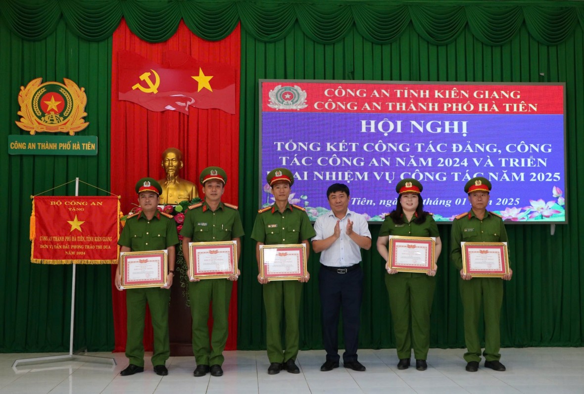 Công an thành phố Hà Tiên tự hào là đơn vị dẫn đầu phong trào thi đua “Vì an ninh Tổ quốc”