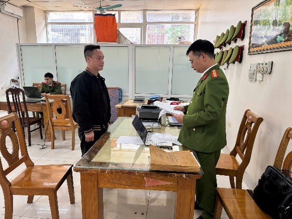 Bắt giữ đối tượng côn đồ chém và đe dọa giết nhiều người Bắt giữ đối tượng côn đồ chém và đe dọa giết nhiều người