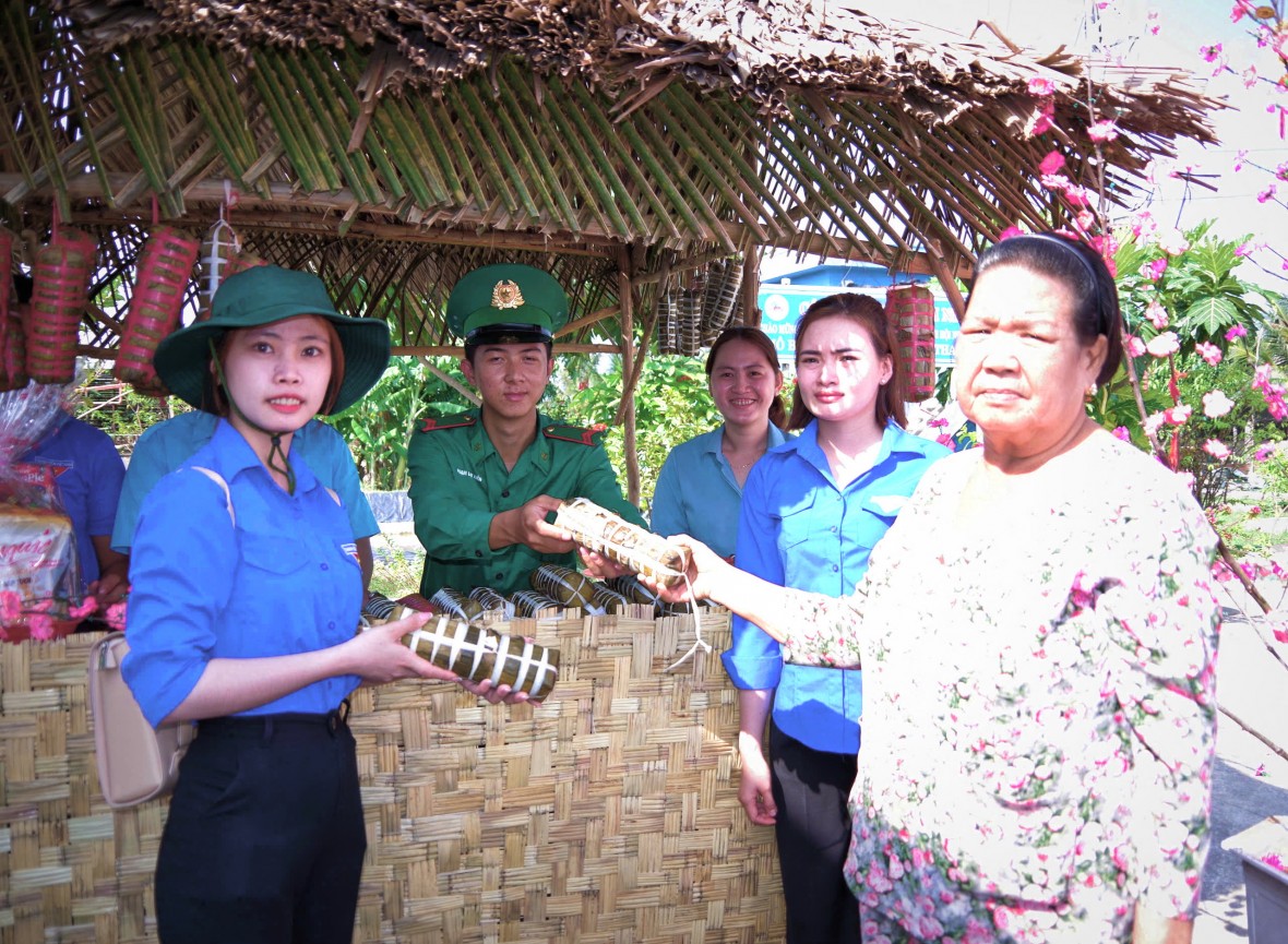 Mang Tết sớm ấm tình quân dân đến Nhân dân vùng biên giới, hải đảo Cà Mau