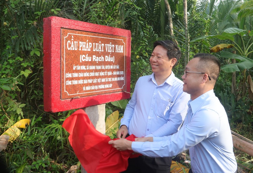 &Ocirc;ng Trần Thanh L&acirc;m - Ph&oacute; B&iacute; thư Thường trực Tỉnh uỷ Bến Tre (tr&aacute;i) v&agrave; Nh&agrave; b&aacute;o Trần Ngọc H&agrave; - Ph&oacute; Tổng Bi&ecirc;n tập B&aacute;o Ph&aacute;p luật Việt Nam (phải) mở biển t&ecirc;n cầu.