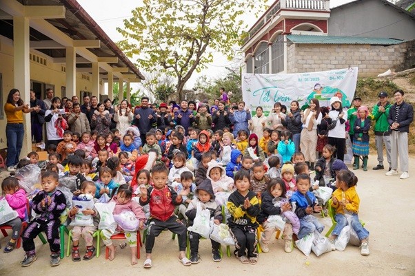 Ngoài trao thuốc, dự án còn trao những phần quà đến các em nhỏ vùng cao.