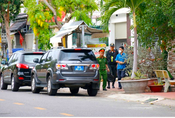 Ông Phan Đoàn Thái (mặc áo xanh) đang bị dẫn giải ra xe cảnh sát, chiều 10/1. Ảnh: Nguyễn Tư Ông Phan Đoàn Thái (mặc áo xanh) đang bị dẫn giải ra xe cảnh sát, chiều 10/1. Ảnh: Nguyễn Tư
