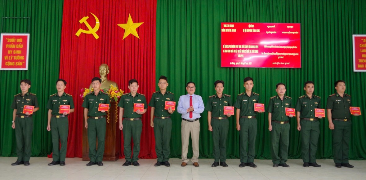 Bế giảng lớp bồi dưỡng 4 kỹ năng tiếng Khmer căn bản cho cán bộ, chiến sĩ BĐBP An Giang