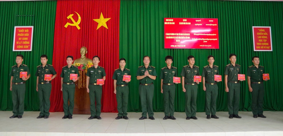 Bế giảng lớp bồi dưỡng 4 kỹ năng tiếng Khmer căn bản cho cán bộ, chiến sĩ BĐBP An Giang