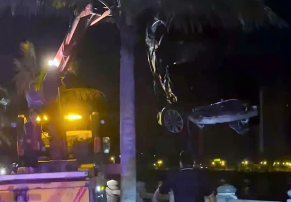 Xe ô tô Mercedes chở nhiều người bất ngờ lao xuống biển ở Nha Trang