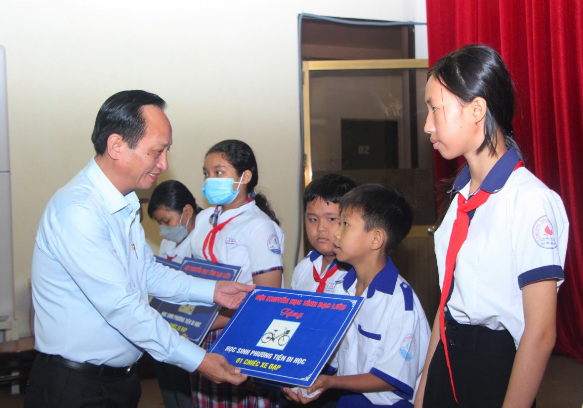 Trao 250 suất học bổng và xe đạp cho học sinh Bạc Liêu có hoàn cảnh khó khăn
