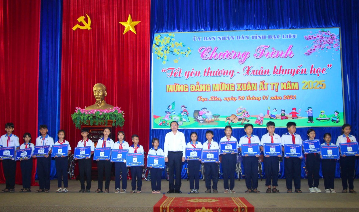 Trao 250 suất học bổng và xe đạp cho học sinh Bạc Liêu có hoàn cảnh khó khăn