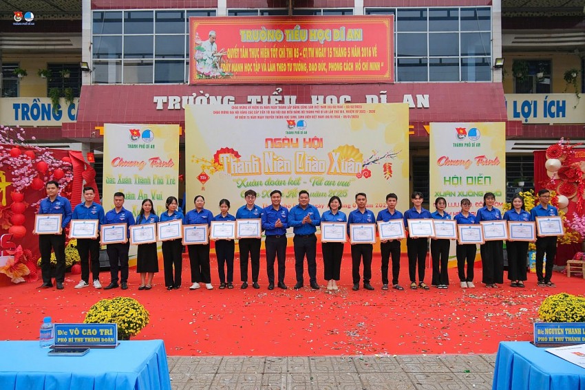 Ủy ban Hội thành phố trao khen thưởng của Ủy ban Hội tỉnh Bình Dương cho các tập thể và cá nhân có thành tích xuất sắc trong Hội và phong trào thanh niên tỉnh.