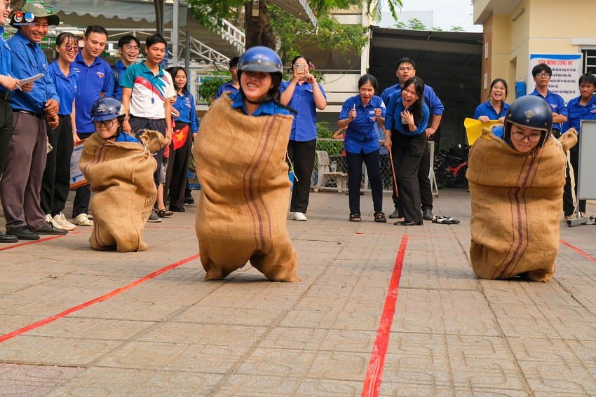Nhiều hoạt động cùng với các cuộc thi diễn ra sôi nổi giữa các đội thi.
