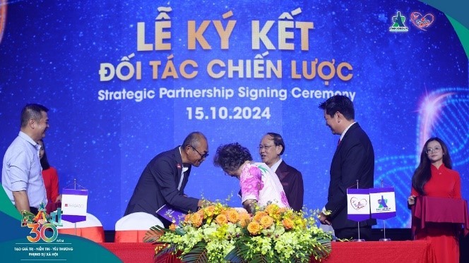 Ông Jun Sakurai – Giám đốc Điều hành Khu vực Đông Nam Á của Tập đoàn Takasago ký kết hợp tác chiến lược cùng lãnh đạo Công ty Tân Hiệp Phát.