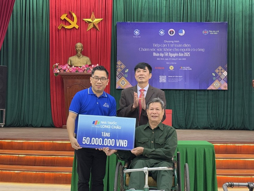 Đại diện FPT Long Châu đã gửi trao phần quà ý nghĩa đến Trung tâm Điều dưỡng thương binh Thuận Thành và các thương, bệnh binh.
