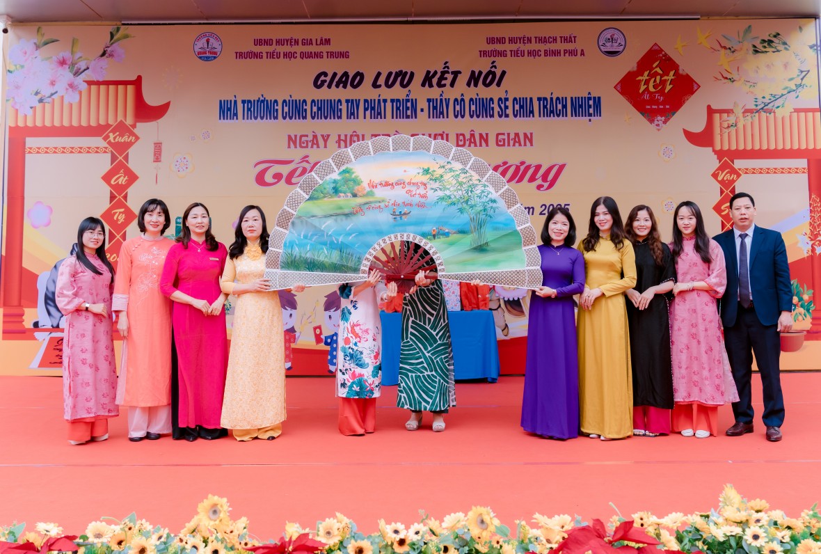 Thầy cô hai trường Tiểu học Quang Trung và Tiểu học Bình Phú chụp ảnh lưu niệm