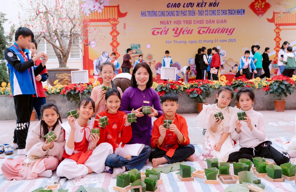 Hoạt động gói bánh chưng của cô trò Trường Tiểu học Quang Trung 