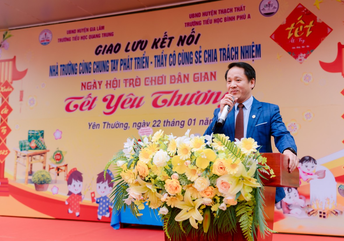 Ông Nguyễn Quang Đặng - Huyện uỷ viên - Trưởng phòng Nội vụ huyện Đông Anh, đại diện cho những người con quê hương Yên Thường đã trao thêm 50 triệu đồng quỹ Tài năng trẻ.