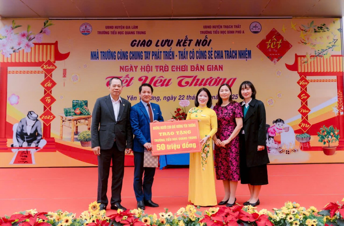 Ông Nguyễn Quang Đặng - Huyện uỷ viên - Trưởng phòng Nội vụ huyện Đông Anh, đại diện cho những người con quê hương Yên Thường đã trao thêm 50 triệu đồng quỹ Tài năng trẻ