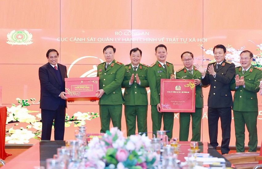 Thủ tướng chúc Tết và kiểm tra công tác ứng trực tại một số đơn vị quân đội, công an