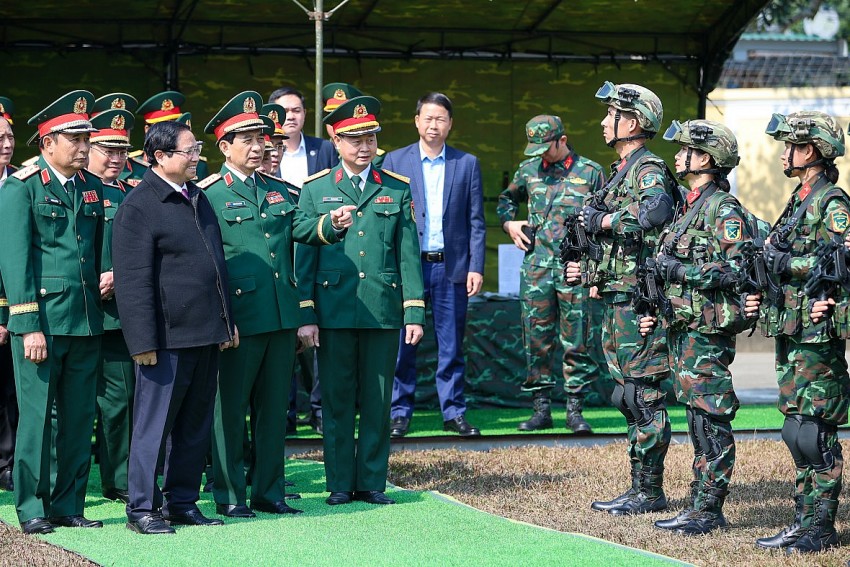 Thủ tướng chúc Tết và kiểm tra công tác ứng trực tại một số đơn vị quân đội, công an