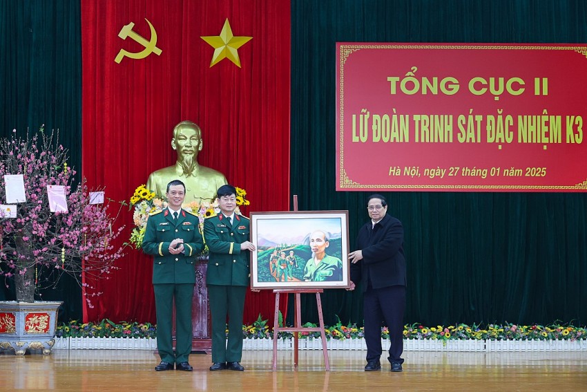 Thủ tướng chúc Tết và kiểm tra công tác ứng trực tại một số đơn vị quân đội, công an