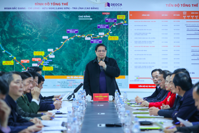 Thủ tướng nhắc lại mục tiêu hoàn thành 2 tuyến cao tốc này trong năm 2025 để góp phần thông suốt toàn tuyến cao tốc từ Cao Bằng tới Cà Mau trong năm nay. Ảnh: VGP.
