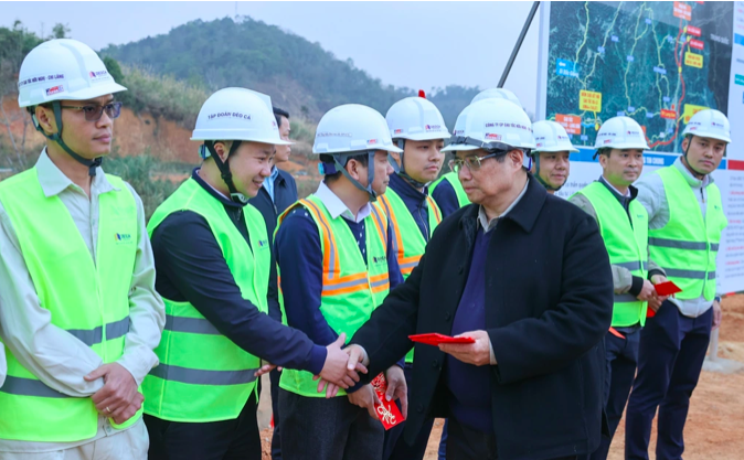 Thủ tướng Phạm Minh Chính thăm, chúc Tết, mừng tuổi cán bộ, kỹ sư thi công dự án cao tốc cửa khẩu Hữu nghị - Chi Lăng (Ảnh: Đoàn Bắc).