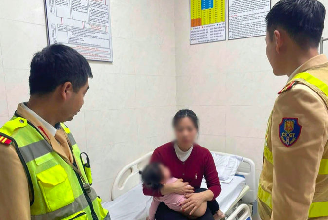 Nhờ được đưa đến bệnh viện điều trị kịp thời nên sức khỏe cháu bé đã ổn định (Ảnh: Cục CSGT).