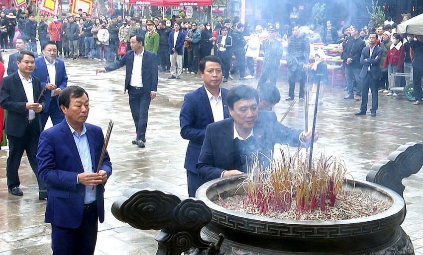 Bí thư Tỉnh uỷ Bùi Minh Châu dâng hương tại Đền Mẫu Âu Cơ.