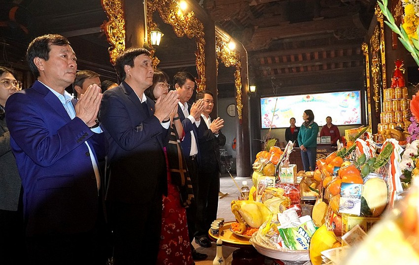 Bí thư Tỉnh uỷ Bùi Minh Châu và Chủ tịch UBND tỉnh Bùi Văn Quang cùng các đại biểu dâng hương, hoa tri ân công đức Tổ Mẫu Âu Cơ