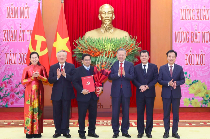 Tổng Bí thư Tô Lâm trao Quyết định thành lập Đảng bộ, tổ chức bộ máy, chức năng nhiệm vụ và chỉ định Bí thư, các Phó Bí thư Đảng ủy Chính phủ nhiệm kỳ 2020-2025 (Ảnh: TTXVN).