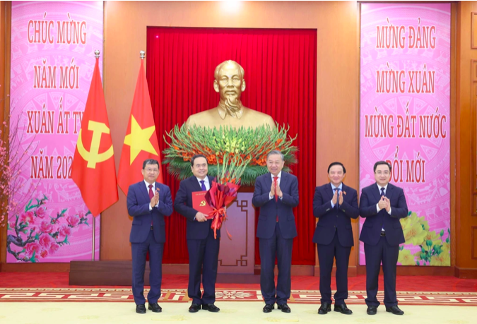 Tổng Bí thư Tô Lâm trao Quyết định thành lập Đảng bộ, tổ chức bộ máy, chức năng nhiệm vụ và chỉ định Bí thư, các Phó Bí thư Đảng ủy Quốc hội nhiệm kỳ 2020-2025 (Ảnh: TTXVN).